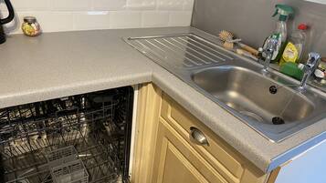 Réfrigérateur, micro-ondes, plaque de cuisson, lave-vaisselle