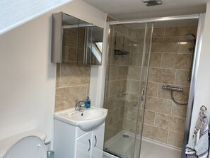Douche, séchoir à cheveux, serviettes fournies, savon