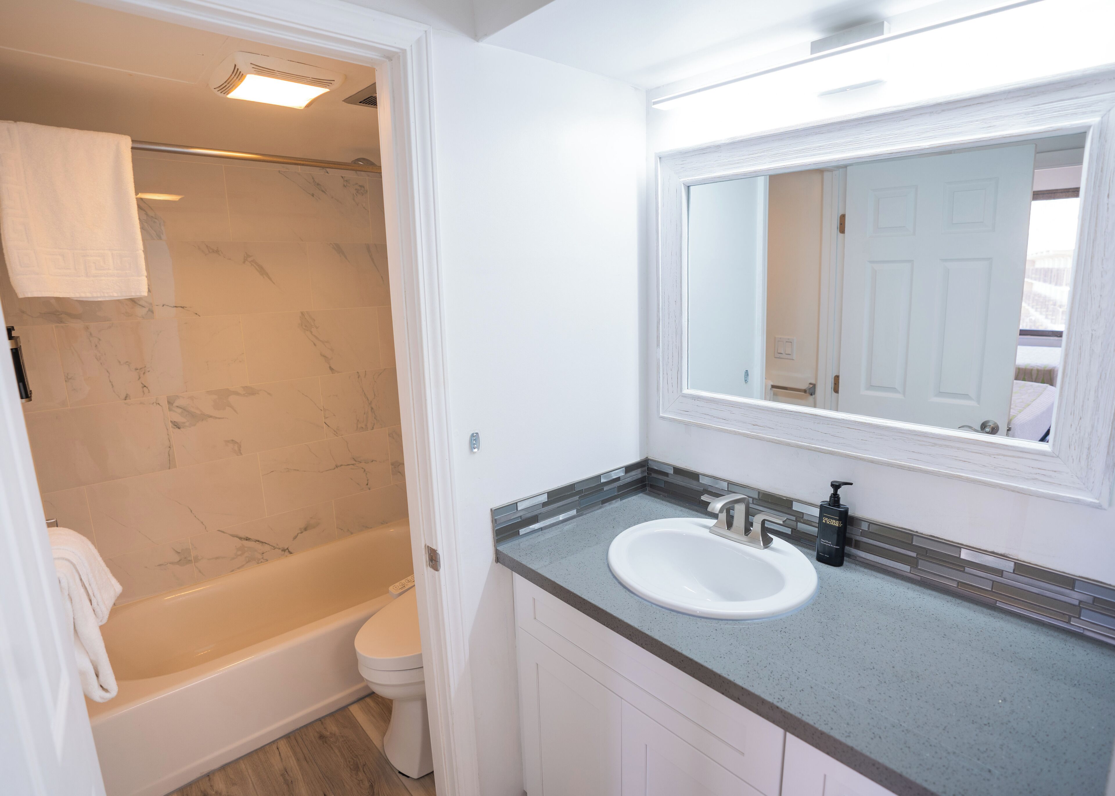 Combined shower/tub, hair dryer, towels