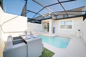 Piscina all'aperto, una piscina riscaldata