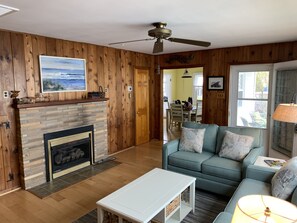 Smart TV, fireplace, DVD player, books - Strathmere charm at the Ruddy Turnstone Beach House! (Strathmere)
