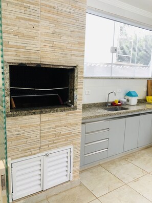 Microwave, cookware/dishes/utensils - Happy House - welcome!  (Lot. Costa do Sol)