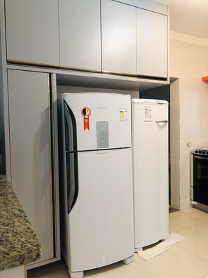 Micro-ondas, talheres/pratos/utensílios de cozinha