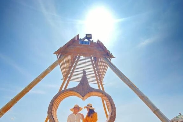 Beach nearby, white sand, beach bar