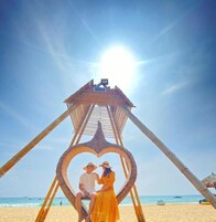 Beach nearby, white sand, beach bar