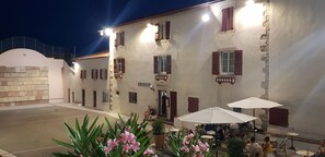 Outdoor dining - Studio + terrace - Meublé de tourisme 3*** - Côte Basque Mer / Montagne (Saint-Pee-sur-Nivelle)
