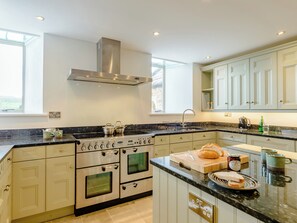 Dishwasher, high chair, freezer - Behind the beautiful arched door way is the luxurious interior of Church Manor. (Carlton in Coverdale, near Leyburn)