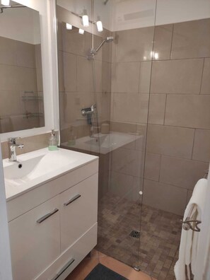 Dusche, Haartrockner, Handtücher, Seife