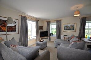 Smart TV, fireplace, books, stereo - Cosy Country Cottage in Burns Country, close to the Ayrshire Beaches (Hurlford)