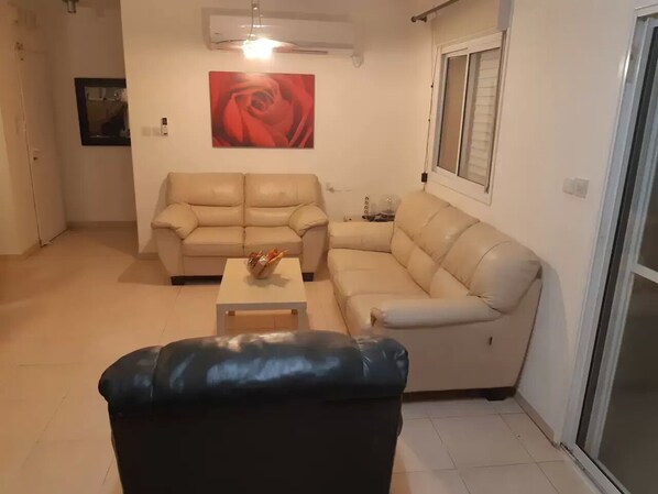 Living area - Special Events Guests Apartment (Pardess Hannah)