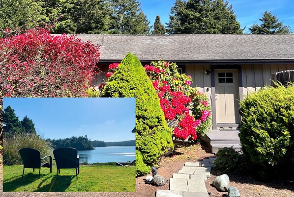 Une maison dotée d’un jardin bien entretenu, offrant une vue dégagée sur un lac, et dont l’allée mène à l’entrée.