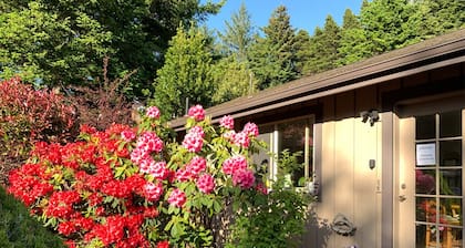 Redwood Guesthouse- Charm on lake & 5 min to beach