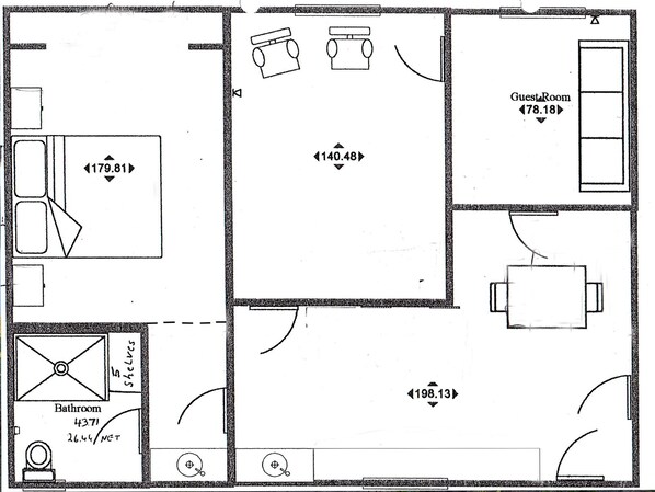 Plano de planta que muestra un baño, una habitación de invitados y una zona de cocina.