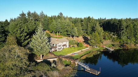 Exterior. Redwood Guesthouse- Charm on lake & 5 min to beach