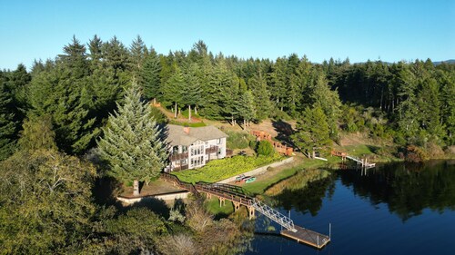 Redwood Guesthouse- Charm on lake & 5 min to beach