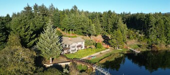 Redwood Guesthouse- Charm on lake & 5 min to beach