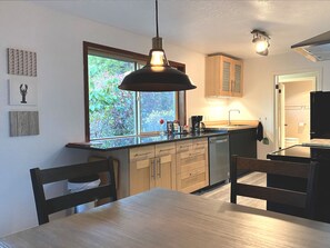 Jääkaappi, mikroaaltouuni, uuni, liesi