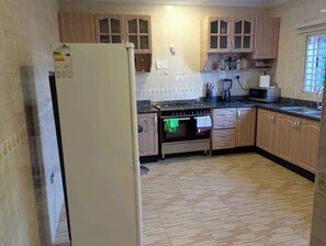 Køleskab, mikrobølgeovn, ovn, kogeplade