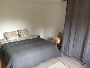 3 bedrooms, travel cot, WiFi, bed sheets