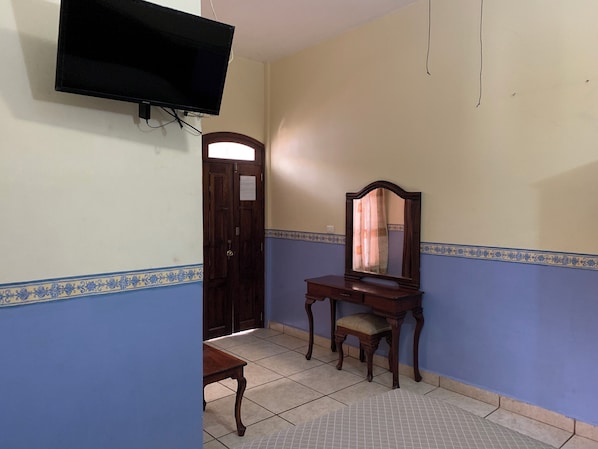 Quartos à prova de som, Wi-Fi de cortesia, roupa de cama