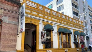A yellow building with a salon on the ground floor. - OYO Hotel Real De Cortés (Xalapa)