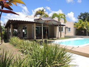 Indoor pool, outdoor pool - House with Pool in Gated Community Closed. Near Barra de Jacuípe/Guarajuba Beach. (Camaçari)
