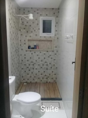 Shower, hair dryer, toilet paper - House with Pool in Gated Community Closed. Near Barra de Jacuípe/Guarajuba Beach. (Camaçari)
