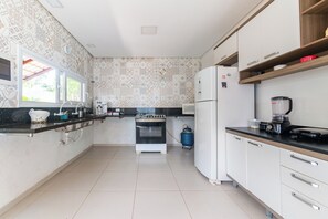 Fridge, microwave, oven, stovetop - House with Pool in Gated Community Closed. Near Barra de Jacuípe/Guarajuba Beach. (Camaçari)