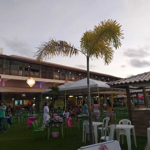 Outdoor dining - House with Pool in Gated Community Closed. Near Barra de Jacuípe/Guarajuba Beach. (Camaçari)