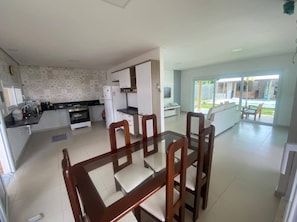 Geladeira, micro-ondas, fogão, cooktop