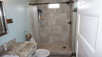 Handtücher, Seife, Shampoo, Toilettenpapier