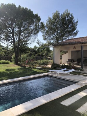 Een buitenzwembad, een verwarmd zwembad