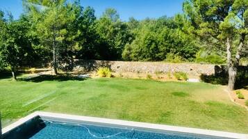 Een buitenzwembad en een verwarmd zwembad