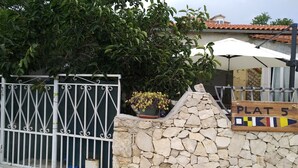 Un muro di pietra con un cartello che indica 