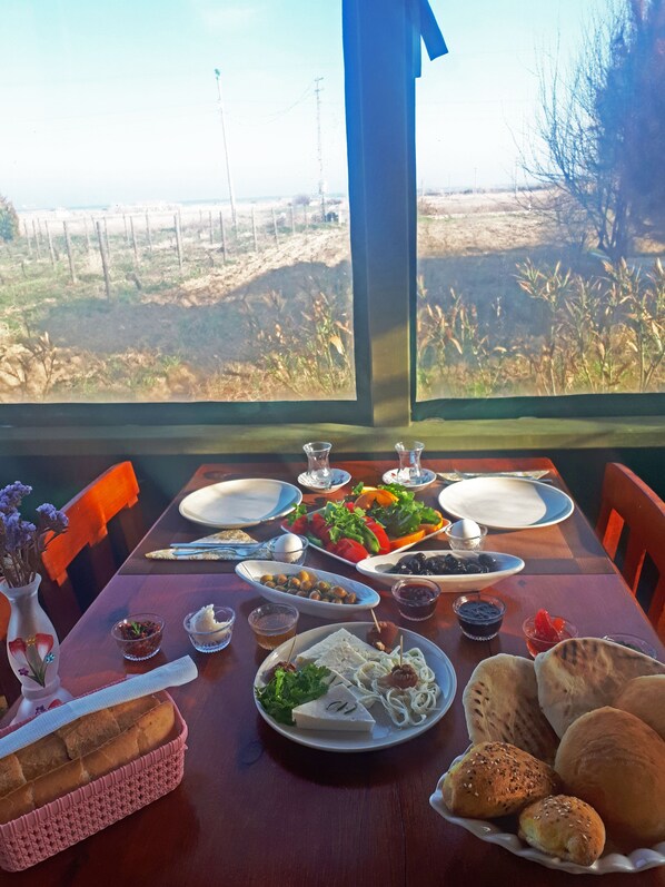 Free daily buffet breakfast - Ilgın Bag Evi (Bozcaada)