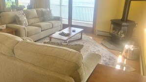 Una sala de estar con sofá, mesa de centro y chimenea.