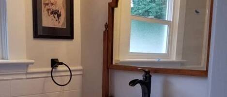 Combined shower/bathtub, hair dryer, towels, soap