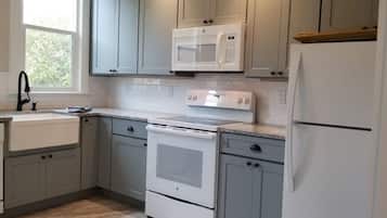 Jääkaappi, mikroaaltouuni, uuni, liesi