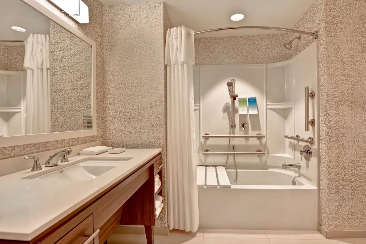 Business Suite, 1 King Bed, Accessible, Bathtub (Mobility & Hearing) | Bathroom | Hair dryer, towels, soap, shampoo