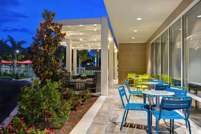 Home2 Suites Naples I-75 Pine Ridge Road, FL