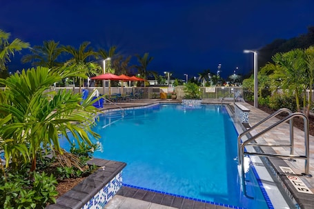 Outdoor pool, pool umbrellas, sun loungers. Home2 Suites Naples I-75 Pine Ridge Road, FL