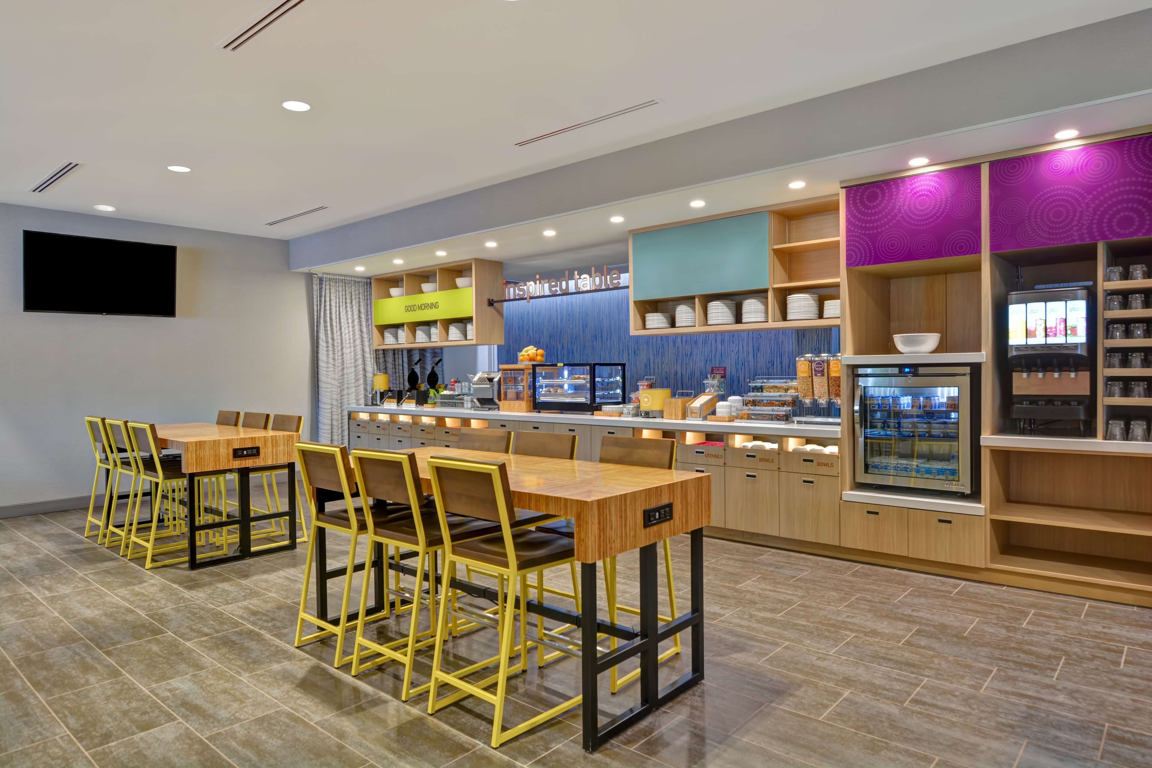 free daily breakfast