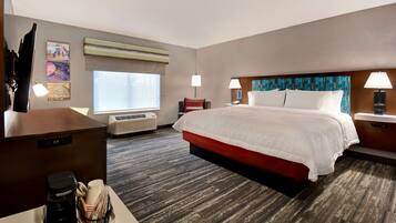 Escritorio, espacio para trabajar con laptop y cortinas blackout