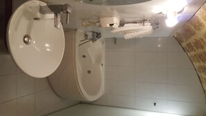 Kylpyamme, hiustenkuivaaja, pyyhkeet, saippua