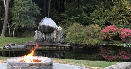 Spacious home on picturesque grounds with stunning views. Quechee - Woodstock