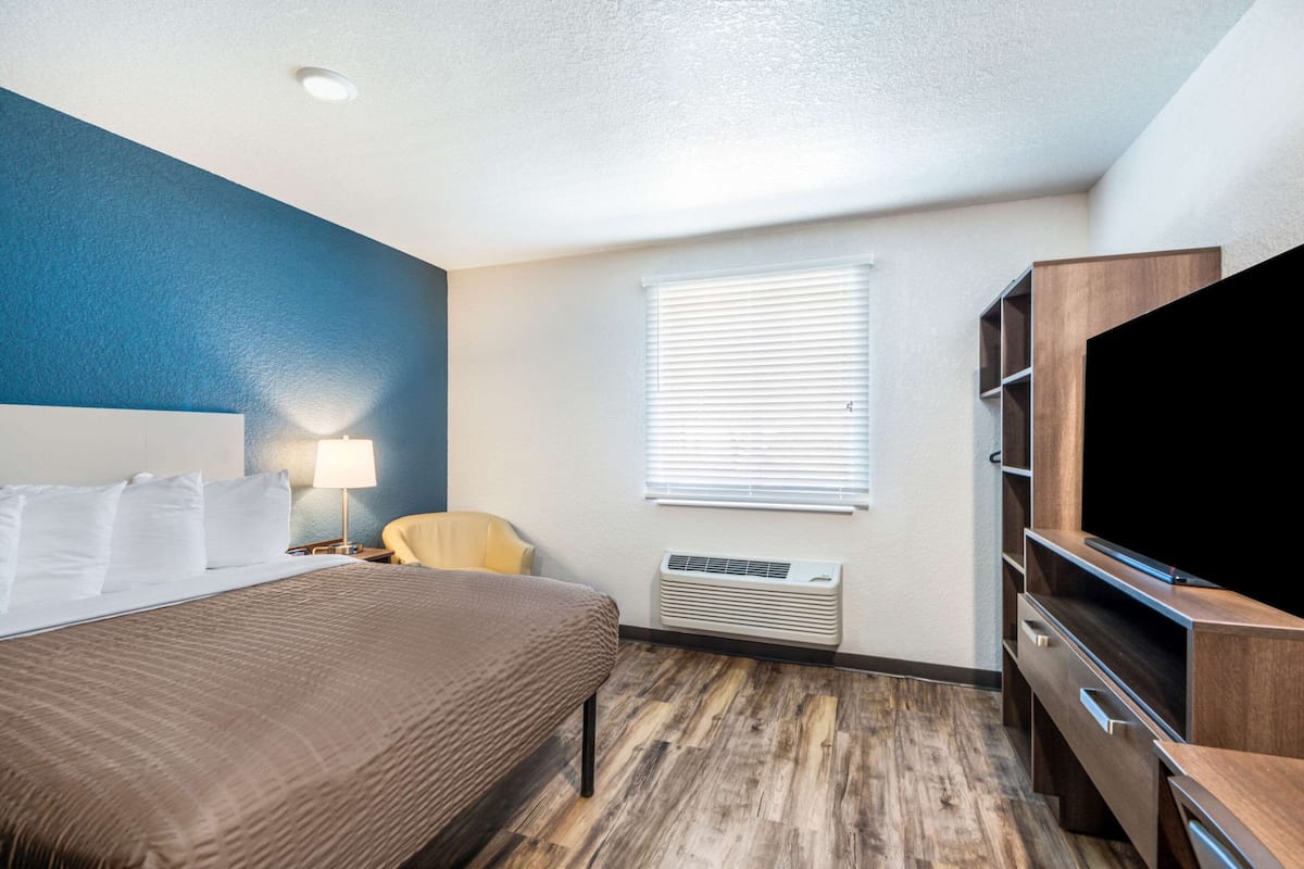 Desk, free WiFi, bed sheets