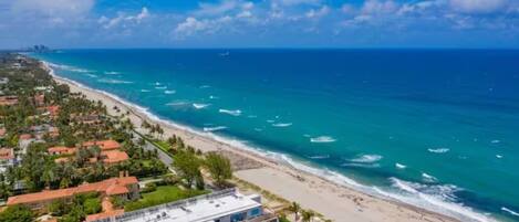 بالقرب من الشاطئ، كراسي للتشمس، مناشف للشاطئ