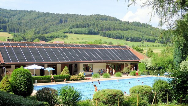 A hotel with a swimming pool, surrounded by lush greenery and hills in the background. - Wonderful private villa for 4 people with A/C, WIFI, TV and patio (Ullerst)