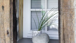 A rustic stone planter with a plant in a patterned pot on a window sill. - Wonderful private villa for 4 people with A/C, WIFI, TV and patio (Ullerst)