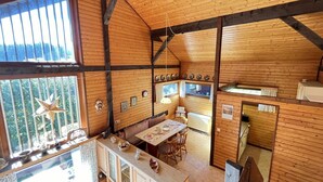 A cozy cabin with a wooden interior, a dining area, and a kitchen. - Beautiful private villa for 6 people with WIFI, TV, balcony and pets allowed (Außertal)